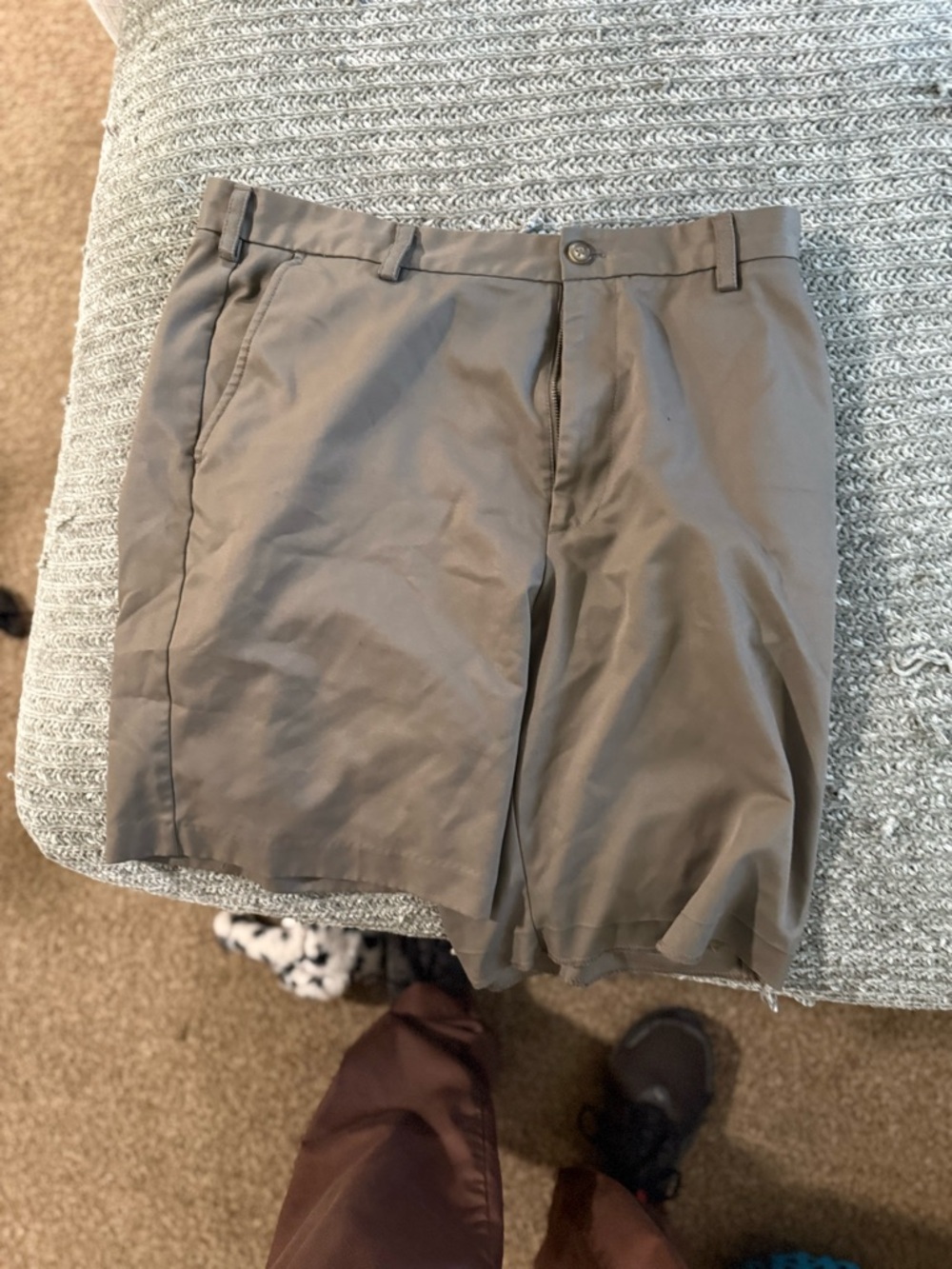 Izod Men's Gray Flat-Front Chino Shorts
